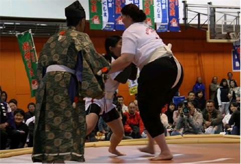 日本女子相扑 "狂野"的风景线