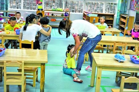 新闻 重庆3g门户 重庆新闻 社会    "幺儿,乖乖在幼儿园上学,来妈妈亲