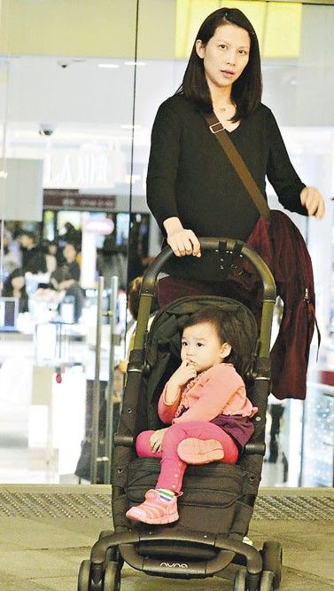 据香港媒体报道,蔡少芬 (微博)即将三年抱两,怀孕7个月的