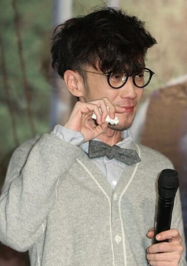 周传雄胃病后亮相骨瘦如柴 图