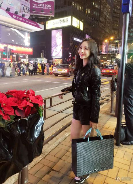 柳岩皮衣热裤拍美照,被指<em>腿粗</em>