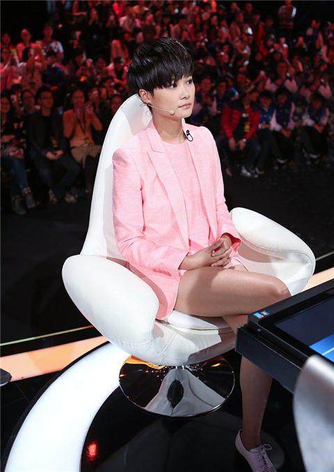 <em>李宇春</em>着粉色超<em>短裤秀美腿</em> 图