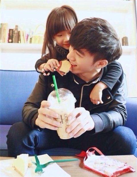 <em>最萌兄妹</em>走红,哥哥阳光帅气图