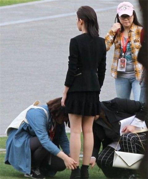 当日刘亦菲短裙显现身片场,获助理蹲地帮系鞋带.