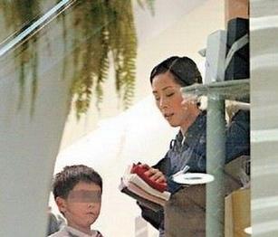 近日,关淑怡自爆其儿子的生父为不丹活佛,称其12年来