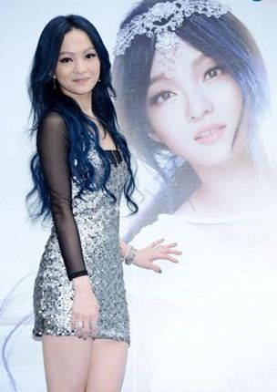 张韶涵双喜临门,紧身裙秀曲线