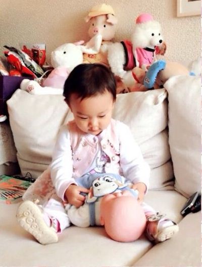 贾乃亮晒女儿萌照,酷似李小璐