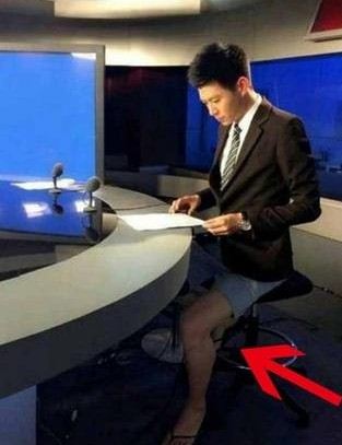 <em>帅哥</em>主播<em>短裤</em>人字拖播新闻 图