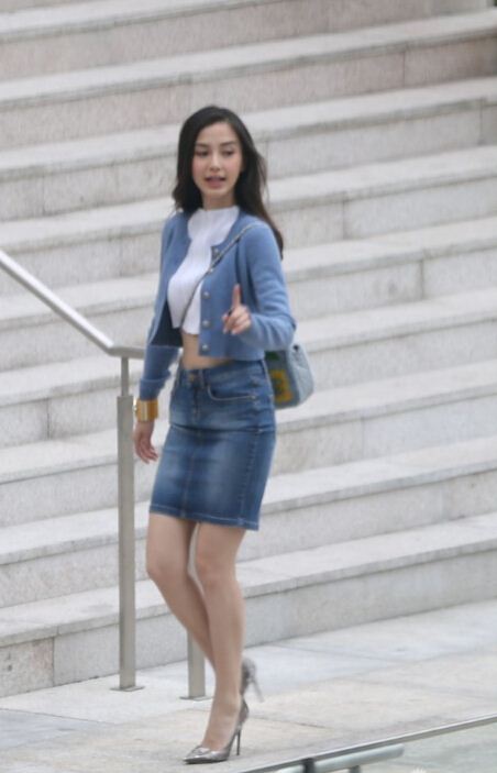 <em>angelababy</em>牛仔裙展凹凸身材