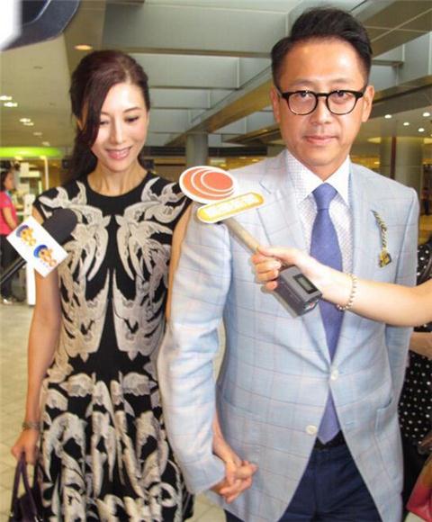 李嘉欣许晋亨十指紧扣秀恩爱