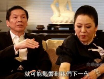 8日晚,向太转发了一篇香港媒体采访向华强大姐向华玲的文章.