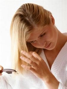 错误<em>梳头</em>也会导致<em>脱发</em>