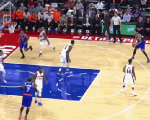 底特律 活塞队主场迎战纽约 尼克斯,其中乔金-诺阿在首节比赛中投了一