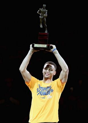 在 勇士对 开拓者的比赛前,nba总裁亚当-萧华为斯蒂芬- 库里颁发mvp