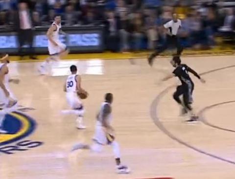 下武功唯快不破 库里风骚传球实则二次运球在