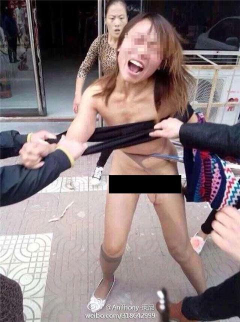 女子被扒衣围殴照图片
