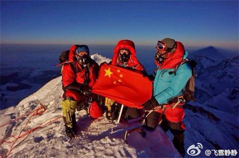 中国女土豪搭直升机登顶珠峰