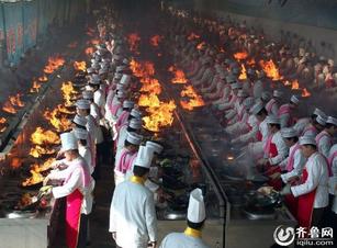 揭蓝翔烹饪班:1000人同时炒菜