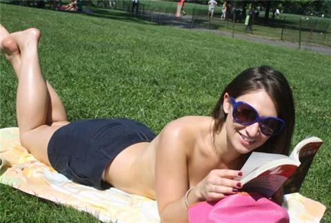 美国女孩组织公园“性感裸读“