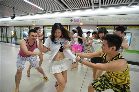 美女现撕衣快闪,地铁遭男扒光-体育赛事美女腿美韩国图片