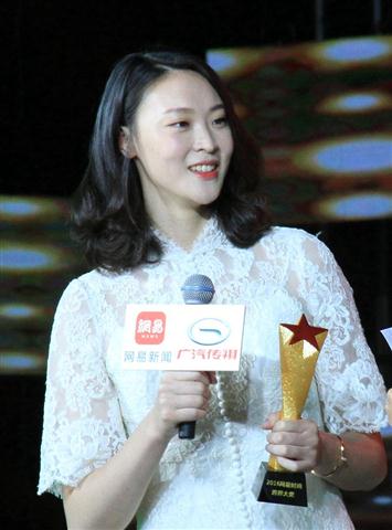 惠若琪白裙秀美腿,清秀似仙女