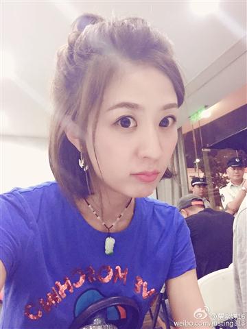 苏宁美女记者爆红拥逆天长腿